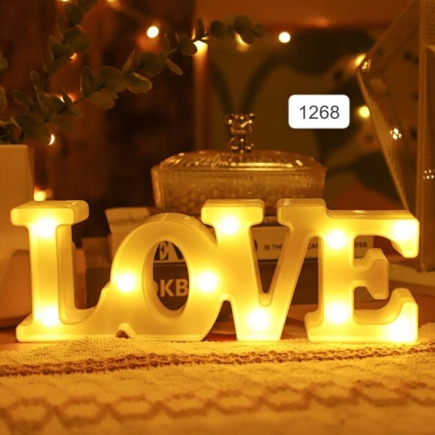 ضوء بشكل حرف الحب