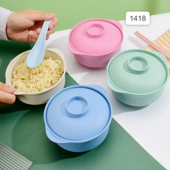 وعاء بلاستيكي